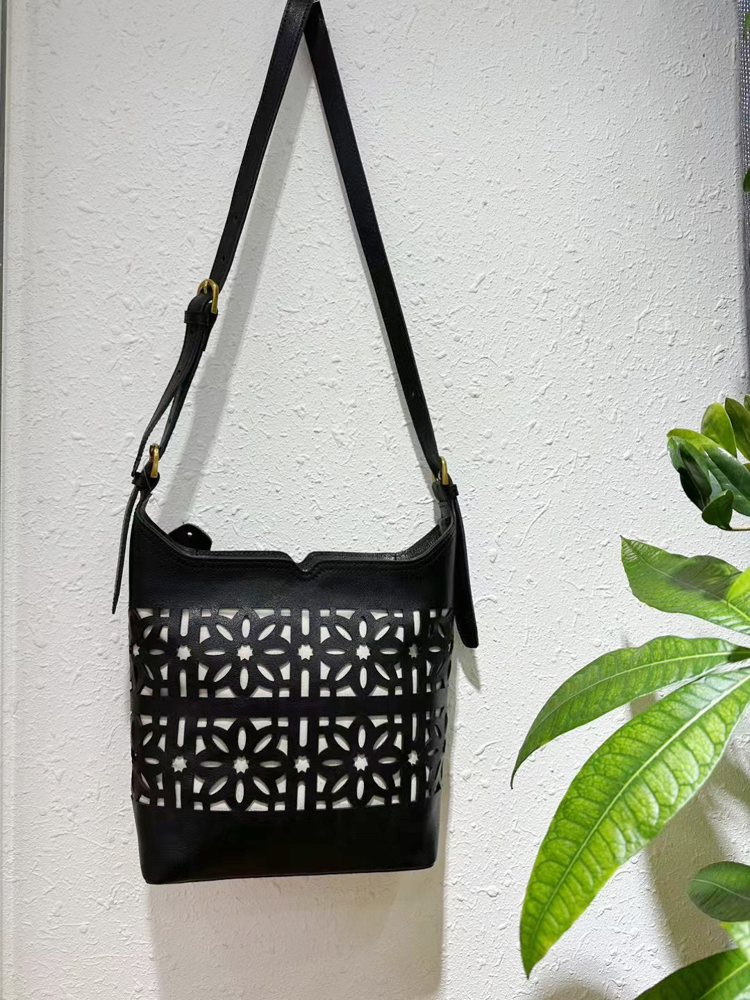 2025新款原创镂空真皮女包百搭单肩斜挎水桶包头层植鞣牛皮大容量