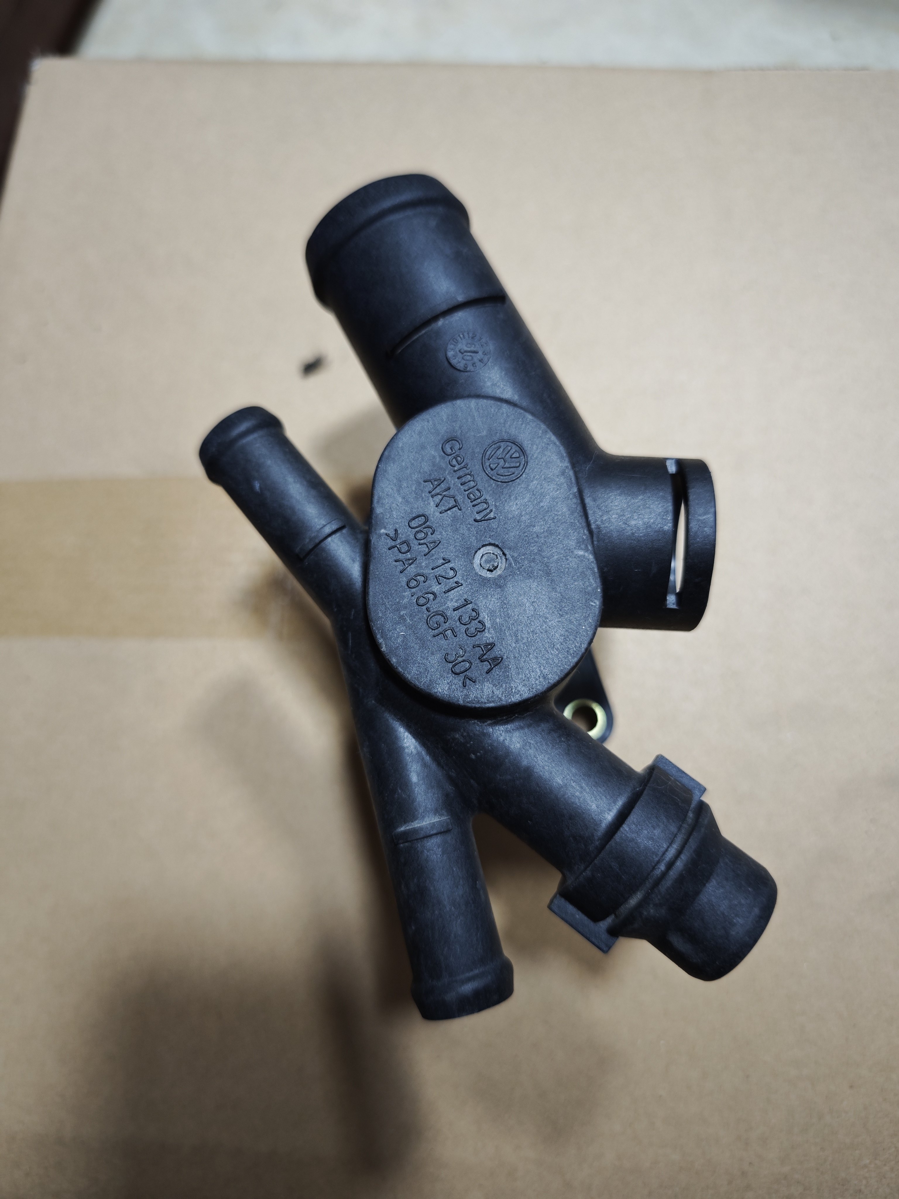 西雅特捷达甲壳虫A3发动机缸盖三通水管接头后法兰四通五通正品