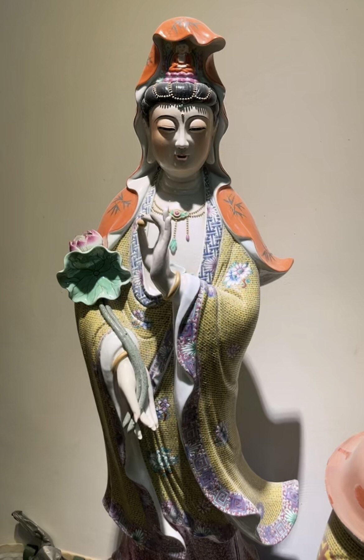 粉彩绘踏莲观世音菩萨像南海观音佛像站像陶瓷雕塑工艺品摆件高1m