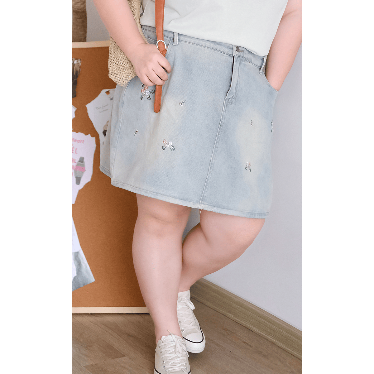 松紧腰短款刺绣牛仔半身裙