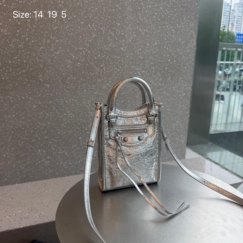 包包女2026新款爆裂纹牛皮手机包经典铆钉机车斜跨小包真皮手提包