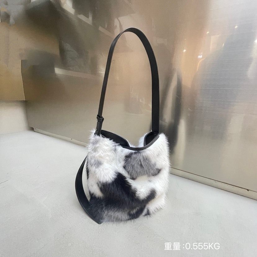 2025新款网红时尚休闲小方包简约时髦腋下毛绒小包包女洋气手提包