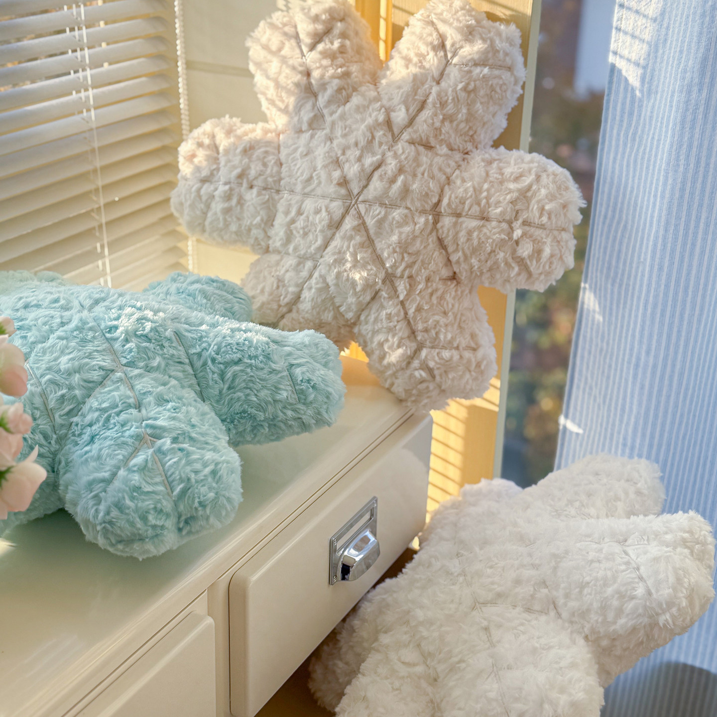 雪花绒抱枕纯色简约汽车沙发靠垫轻奢学生宿舍腰垫办公椅靠背含芯