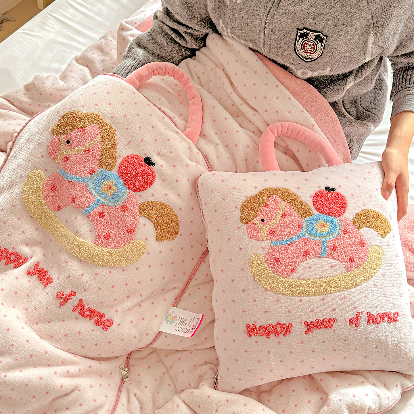 2026新款马年抱枕被子两用汽车沙发盖毯可爱办公室宿舍午休被加厚,居家布艺,抱枕被,淘宝优惠券,粉丝福利购,淘宝优惠卷