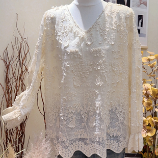 DY米-26年春款轻奢刺绣花朵V领气质小衫(不含下装)YS1-9161