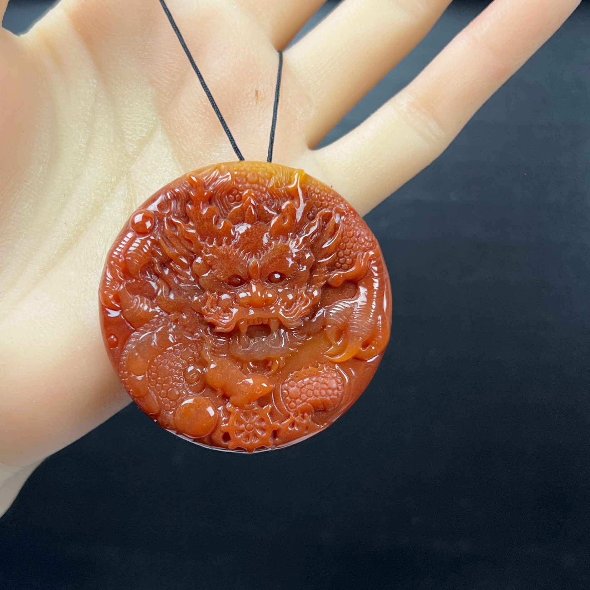 天然玉石云南黄龙玉红红火火人中之龙吊坠圆圆满满毛衣链玉坠证书