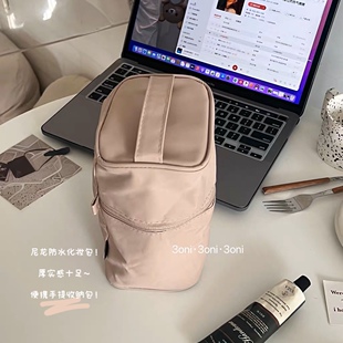 皮粉手提圆筒立体化妆包出门旅游便携收纳情侣洗漱包 ：嘻