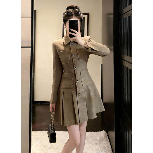 高智感穿搭感小香风漂亮独特收腰棕色百褶毛呢连衣裙子女初春