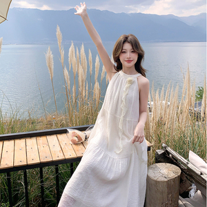 白色露肩挂脖连衣裙女2025夏季新款超仙绝美法式海边度假仙女长裙图片