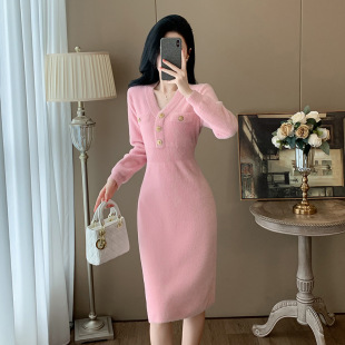 高级感气质粉色针织连衣裙女秋冬季长袖过膝长款V领仿水貂毛衣裙