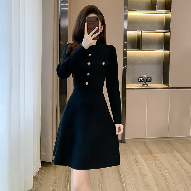 赫本风针织连衣裙女2026春季新款长袖高腰打底A字毛衣裙子小香风