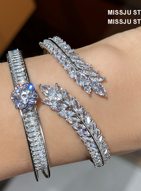 琚小姐麦穗山茶花梯方钻开口手镯