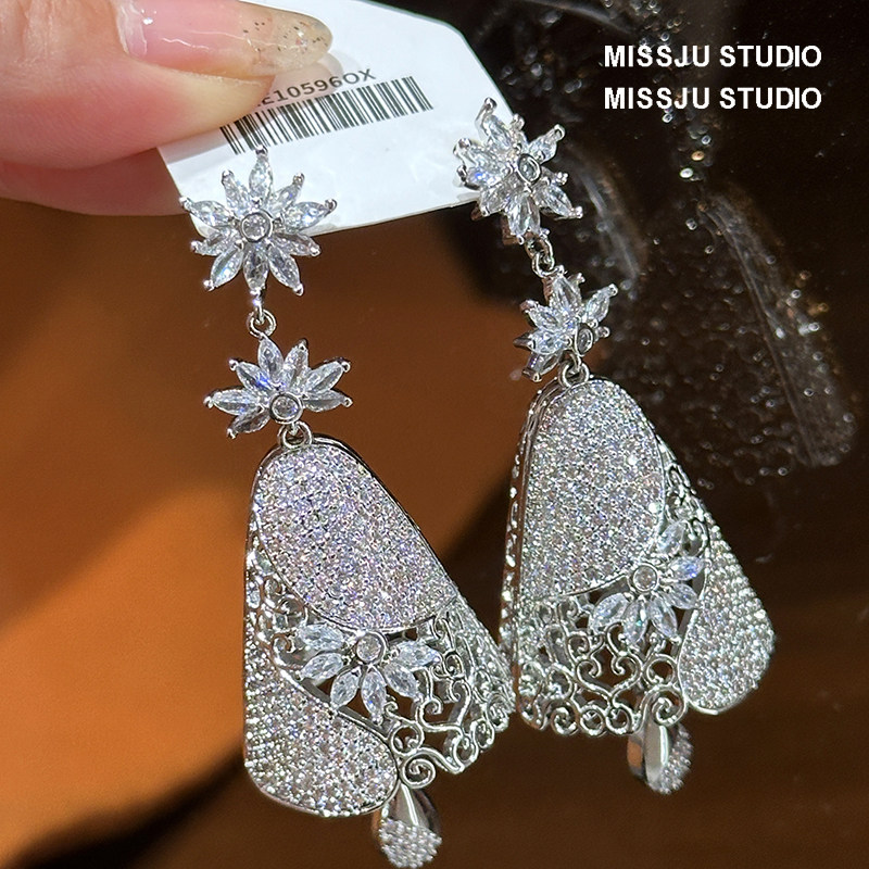 琚小姐镶锆花朵铃铛流苏耳环