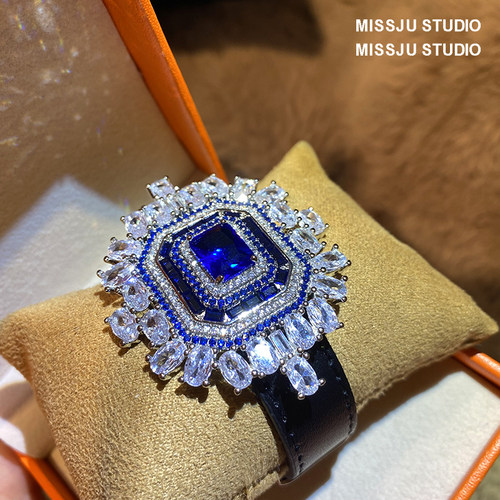 琚小姐奢华菱形蓝钻表带手腕手饰