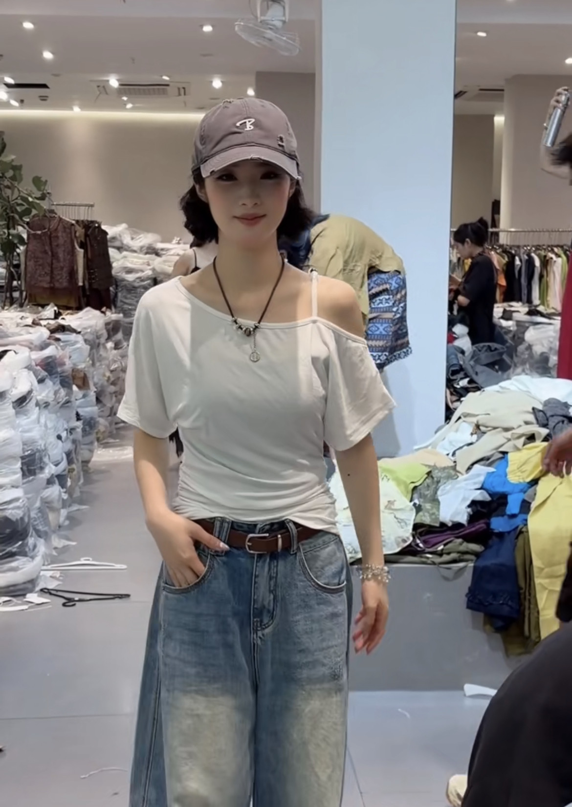 设计感侧边漏肩吊带T恤女欧洲站2026夏季新款短袖后镂空褶皱上衣