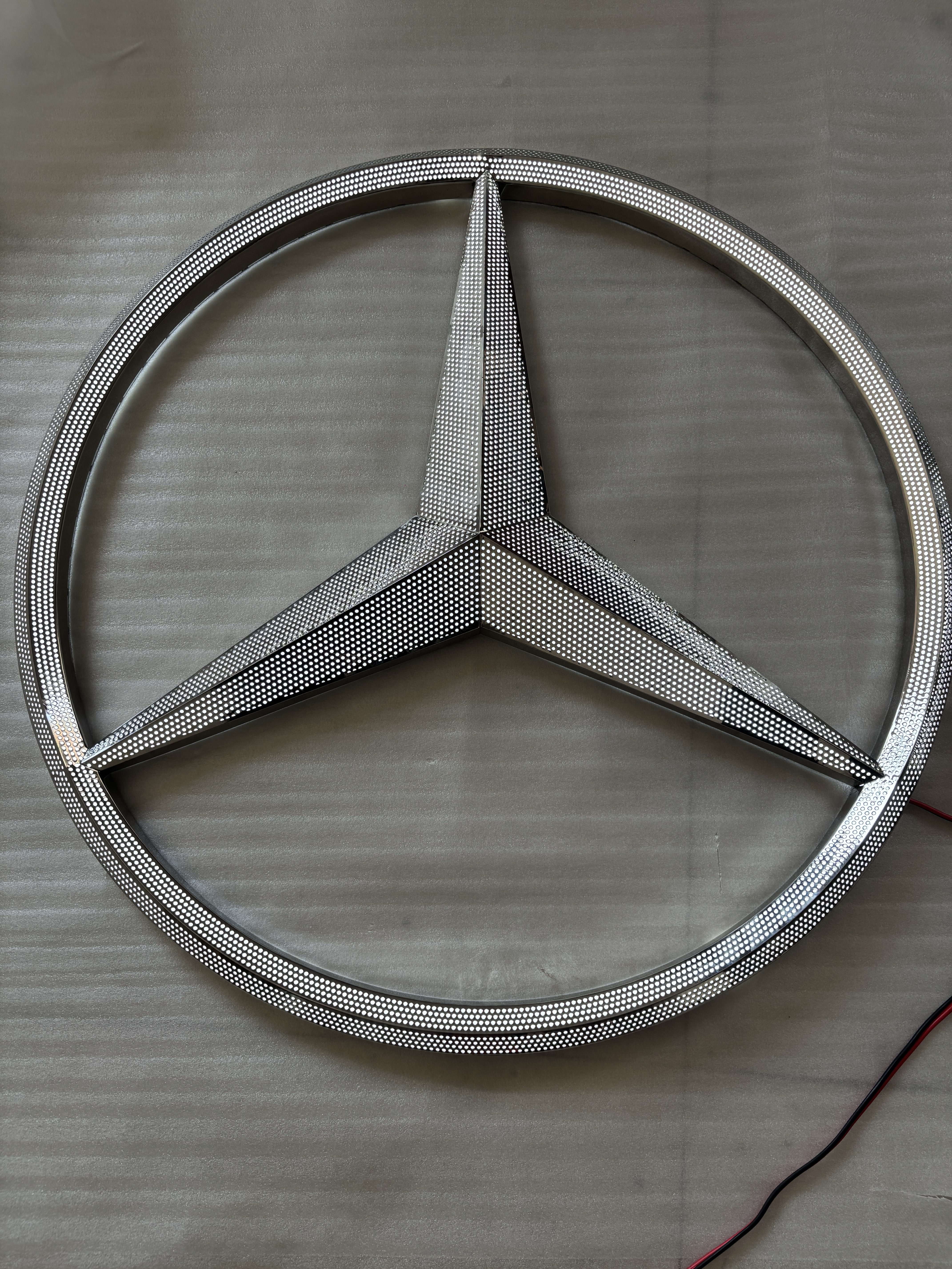 奔驰网孔车标 不锈钢三维车标奔驰发光logo 冲孔三维车标制作定制