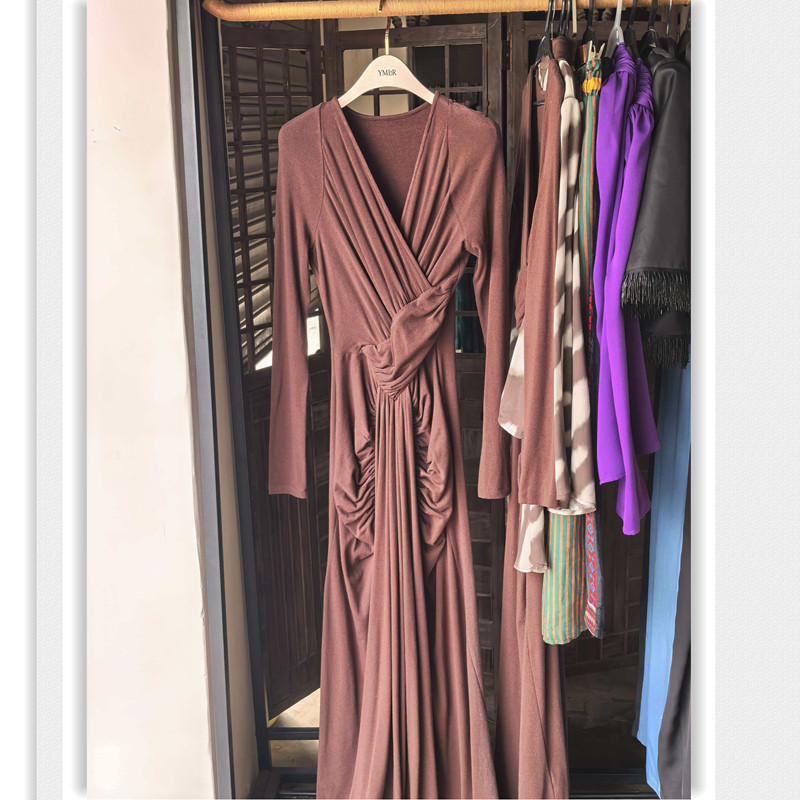暗棕色长袖V领修身连衣裙
