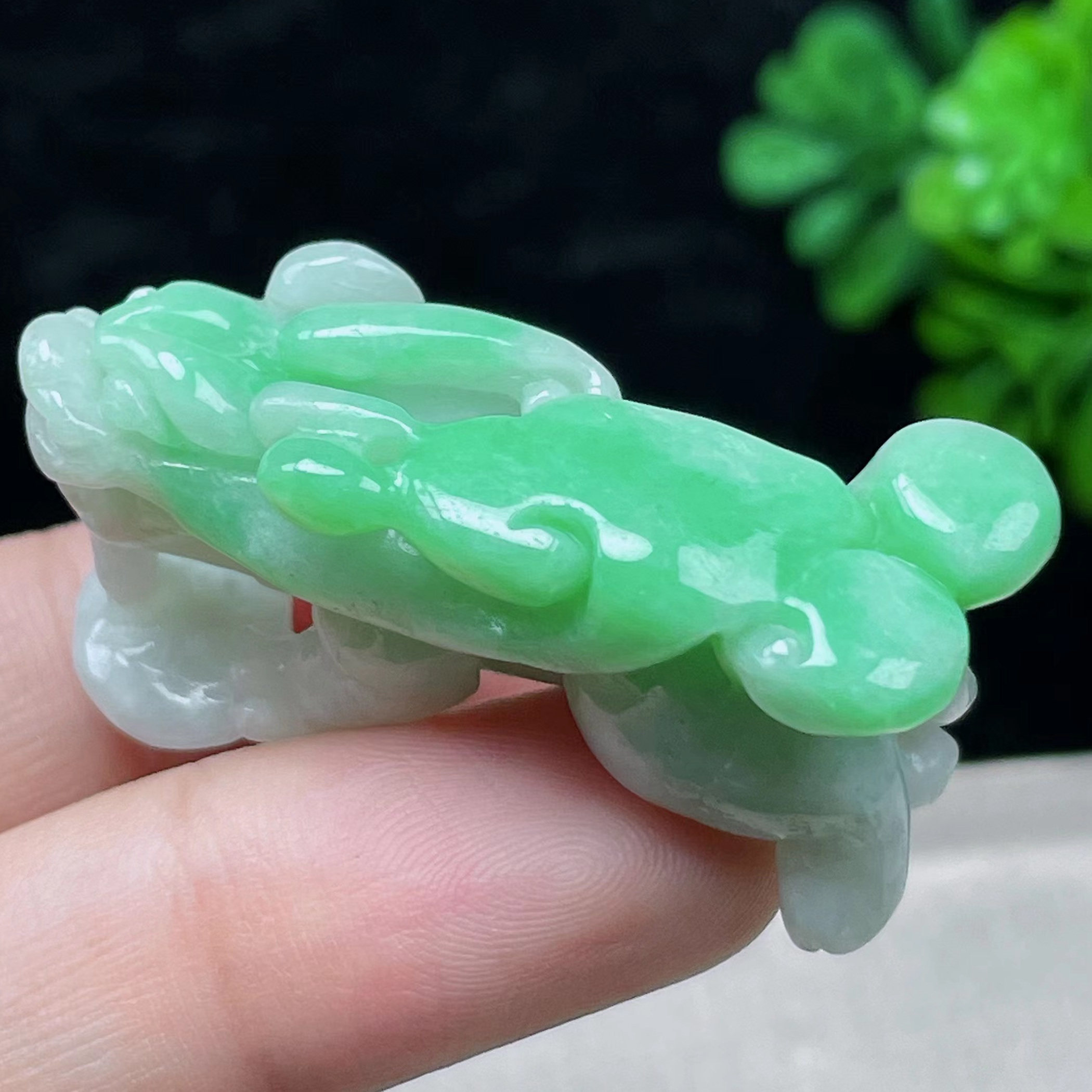 缅甸翡翠A货 手工雕刻 带绿俏雕 立体貔貅玉坠 四会一手货源超值