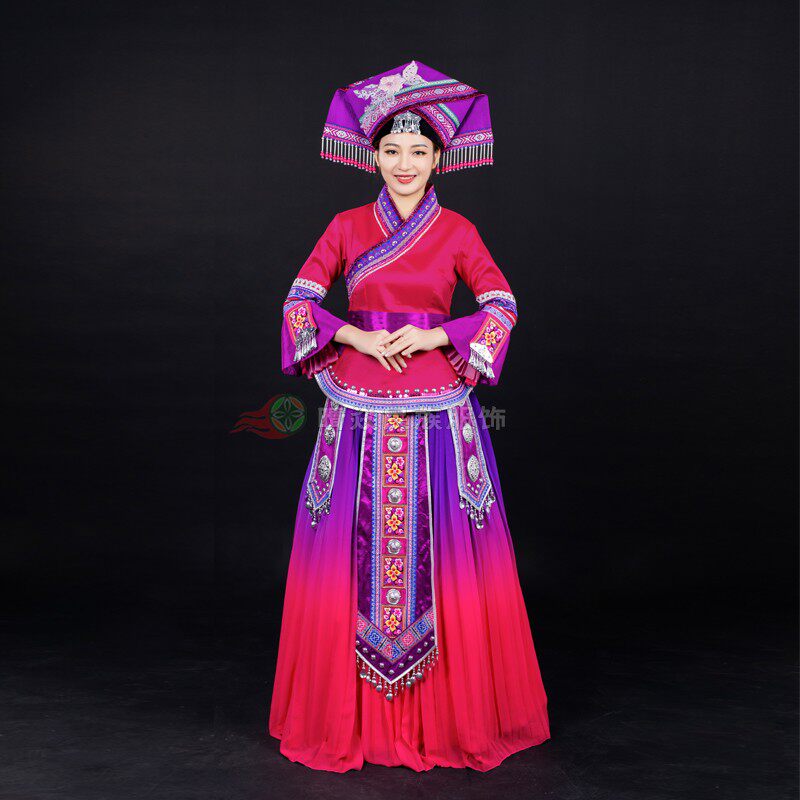 晴焱服装定制壮族民族礼服玫红色民族风服装礼服走秀刺绣长裙女装