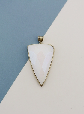 盾牌气质白色石头金色包边剑形复古做旧吊坠