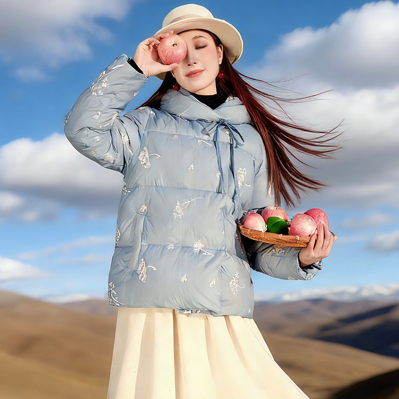 清【雪域梦境】忆旧连帽短款羽绒服女2025冬蒲公英刺绣保暖厚外套,女装/女士精品,羽绒服,淘宝优惠券,粉丝福利购,淘宝优惠卷