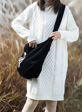 【休闲态度】百搭黑色休闲斜挎包女款2025冬季灯芯绒大容量单肩包