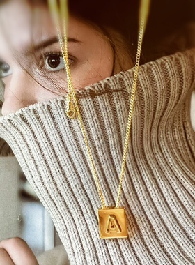 极简英文字母方牌巴黎法式黄铜26英文字母项链CEL高品质保色好