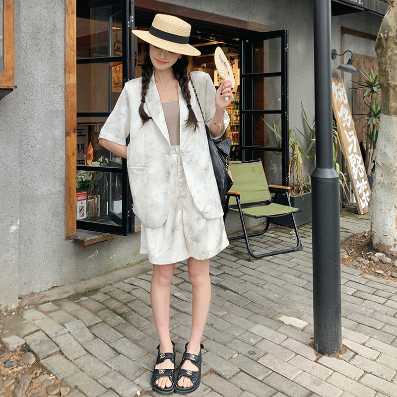 水墨印花休闲西装短裤两件套女夏季薄2025新款小个子西服时尚套装