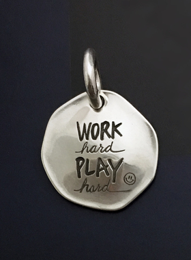 不拘原创925纯银努力工作玩男士银饼吊坠单个挂坠银牌吊牌项链