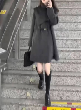 241113大爱美依缘2025秋冬新款高级感呢子中长款外套斗篷毛呢大衣