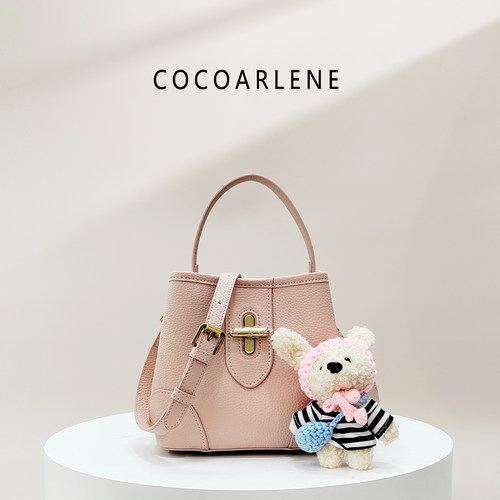 cocoarlene包包新款时尚百搭软皮水桶包洋气小众设计手提斜挎包潮