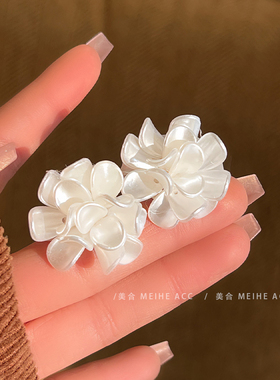 温柔缎光白色花瓣耳钉