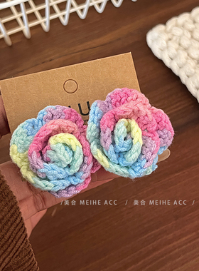 早春彩虹色山茶花立体毛线耳钉