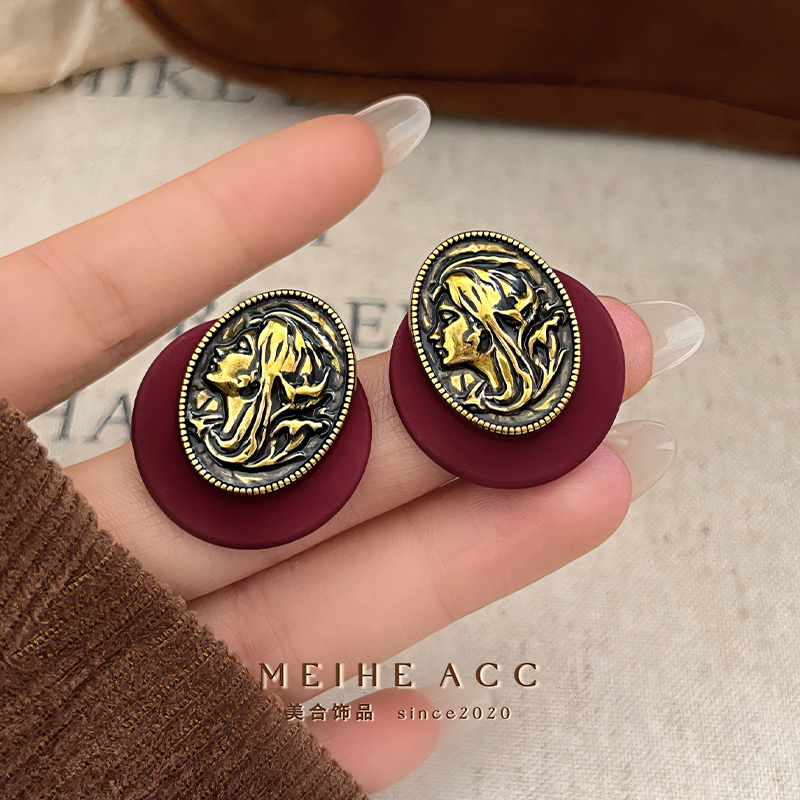 张扬的复古美！秋冬时髦枣红色人像椭圆耳钉独特高级感金属耳环女