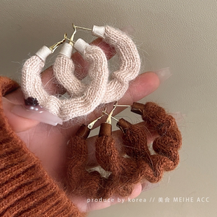 温暖焦糖色 秋冬氛围感针织毛线圆圈耳环少女感显白毛绒缠绕耳饰