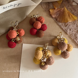 满园秋色 秋冬温暖色系氛围感毛绒球葡萄串耳环网红咖色复古耳饰