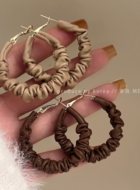 欧美休闲美拉德色系褶皱皮质耳圈