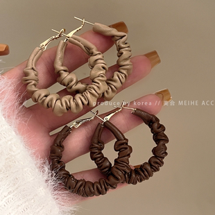 摩卡栗棕色～秋冬飒爽优雅褶皱皮质耳圈美拉德色系时尚休闲耳环女