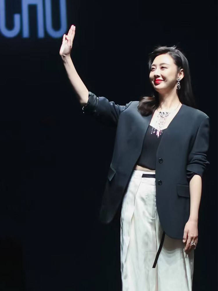 tracy chu 翠西时装周 私服三醋黑色v领轮廓极简西装