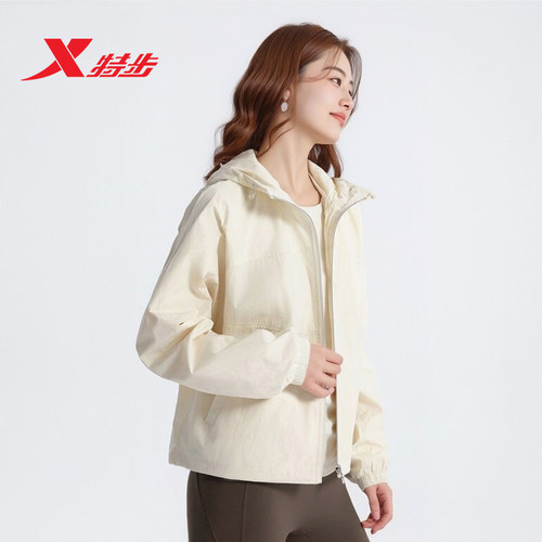 特步户外训练运动服连帽外套女款