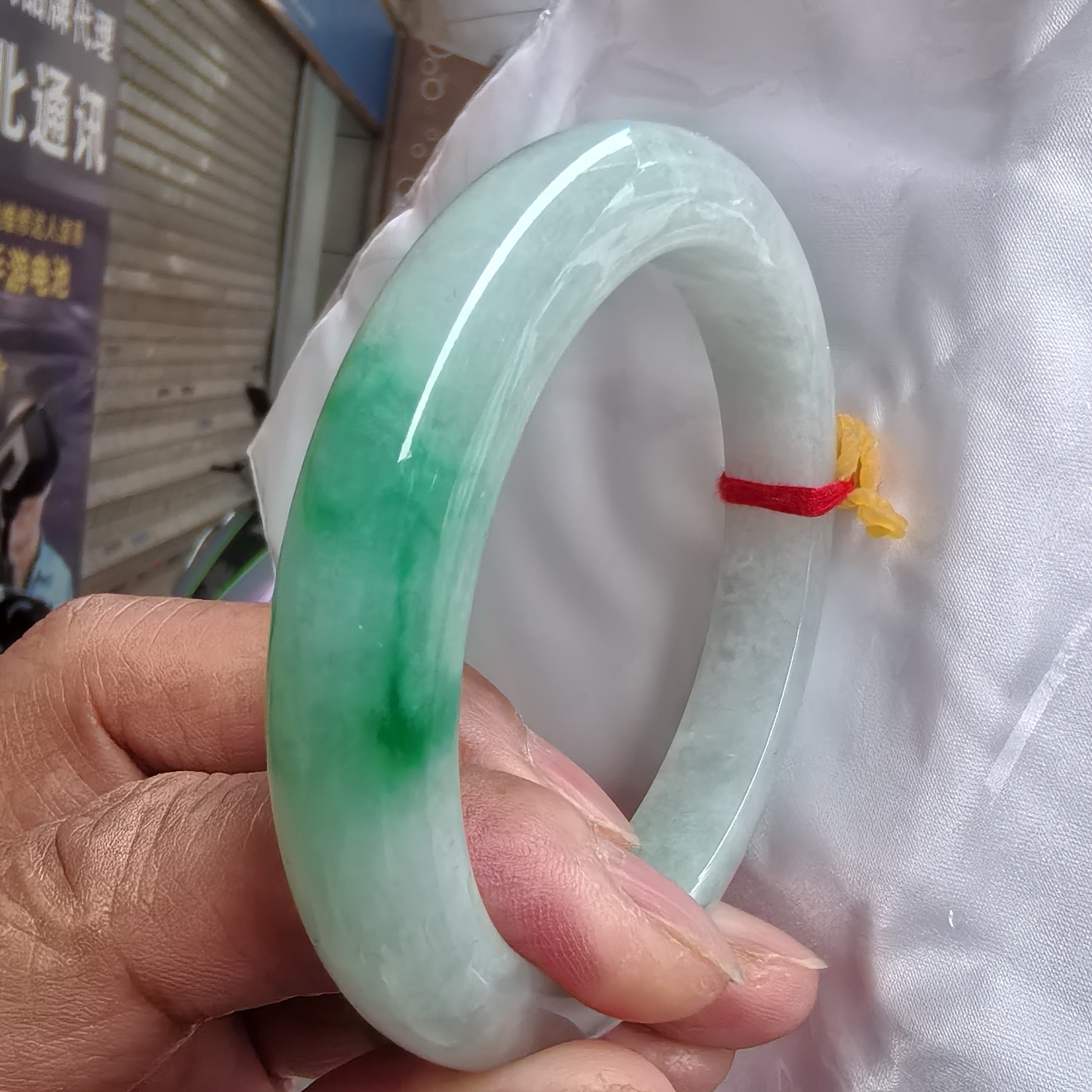 缅甸翡翠手镯冰种飘绿花带翠正圈圆镯内径57无纹A货正品带证书