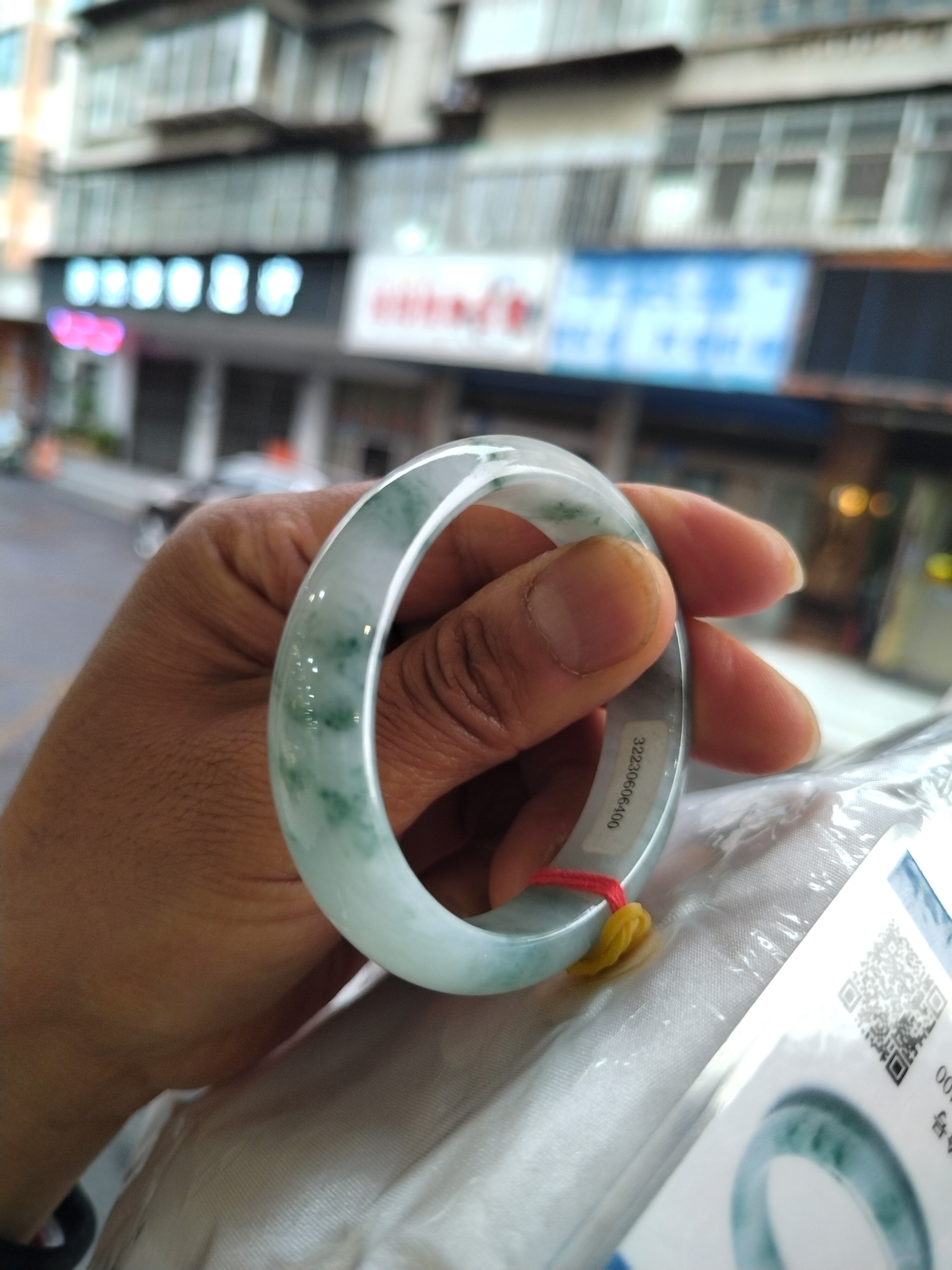 缅甸翡翠手镯冰种飘花椭圆贵妃镯内径53无纹A货正品带权威证书