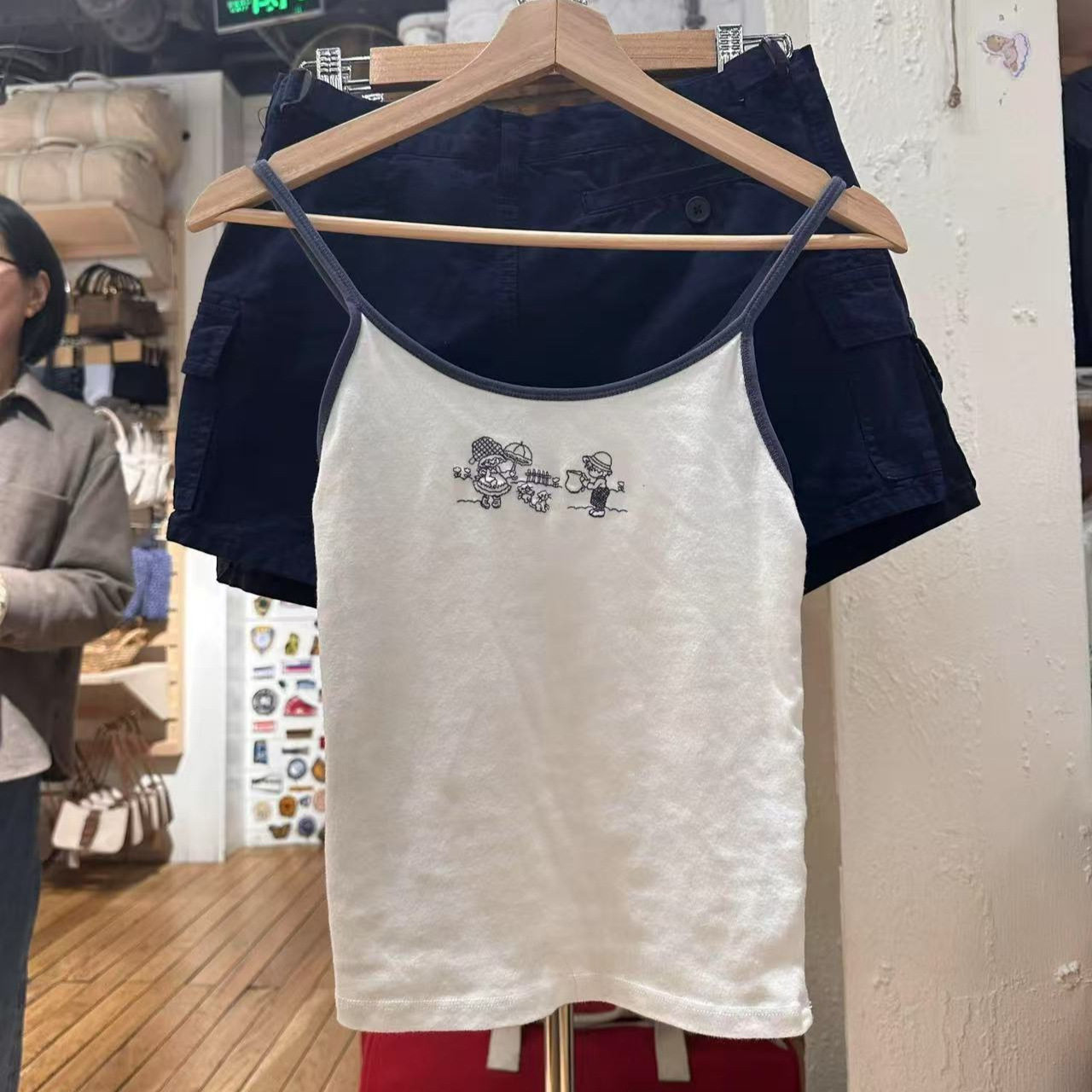 小海鸥牛仔蓝刺绣吊带背心