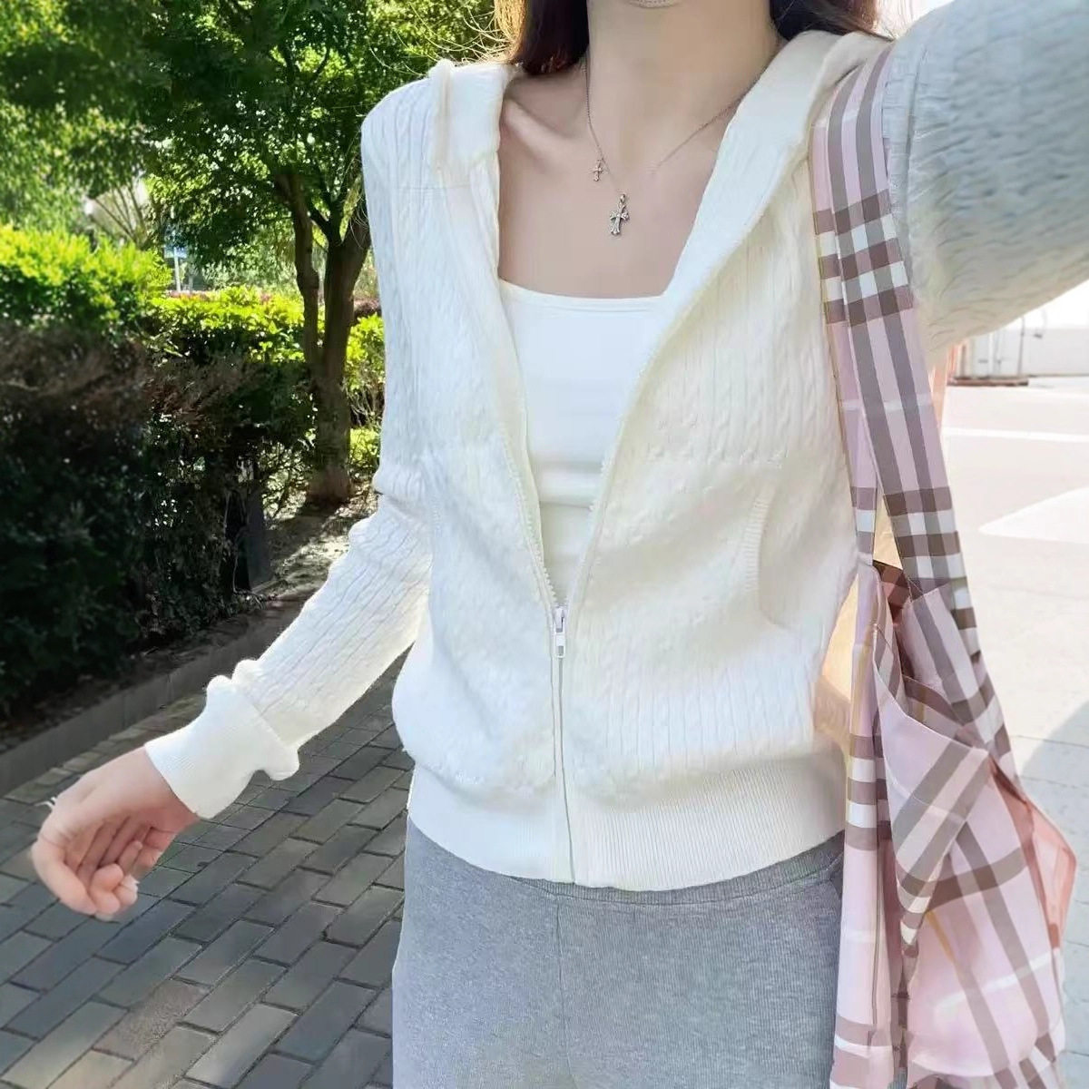 小海鸥白色麻花连帽针织开衫