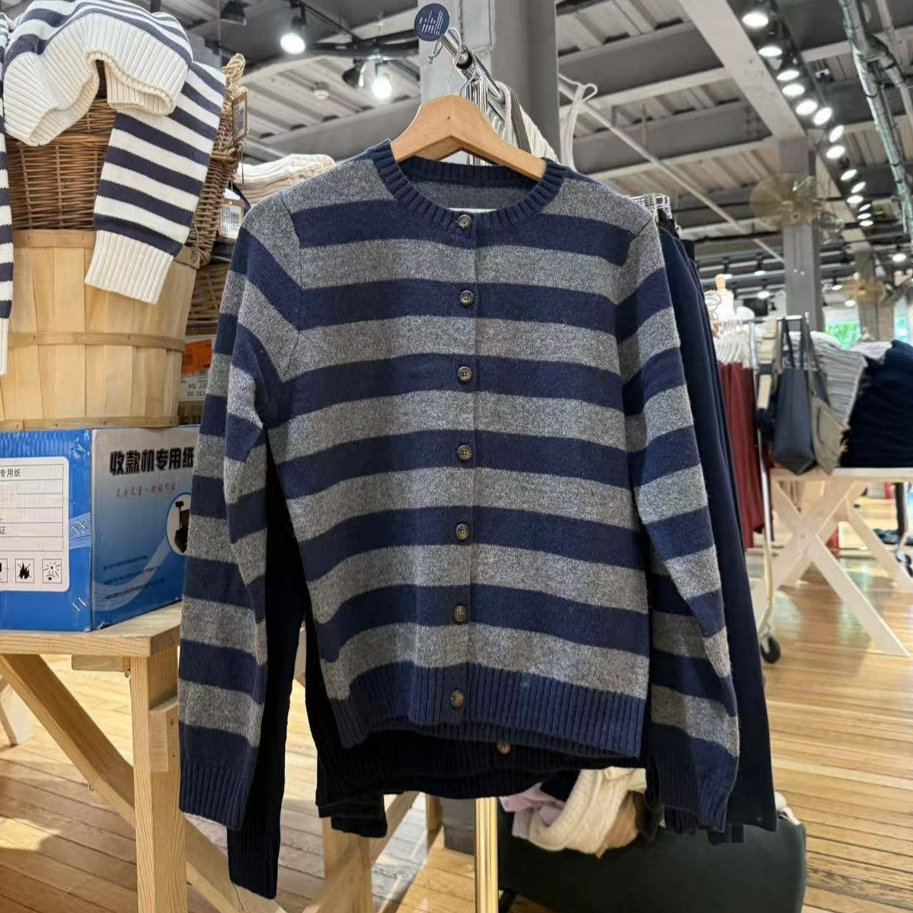 小海鸥藏蓝灰条纹针织开衫