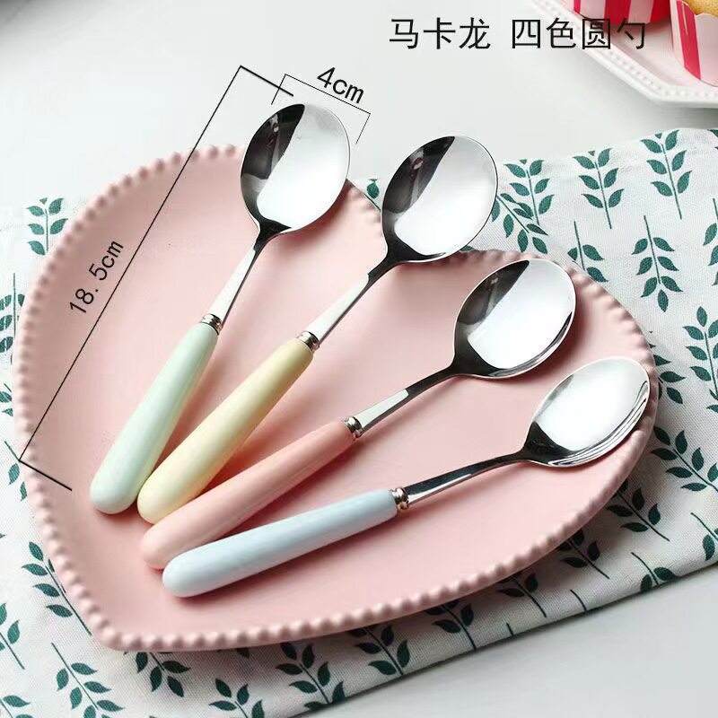 创意可爱马卡龙色不锈钢勺子家用甜品勺可爱彩色手柄饭勺