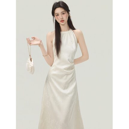 新中式挂脖连衣裙女2026夏季缎面收腰显瘦气质国风度假风长款裙子