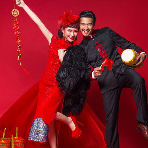 婚纱摄摄影复古中国民族风格拍摄腰鼓锣古装手拿持照相红黄秀禾服