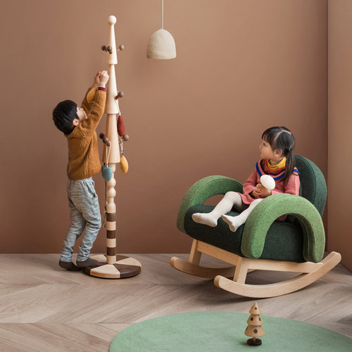 孩在森林可挂包包儿童衣帽架