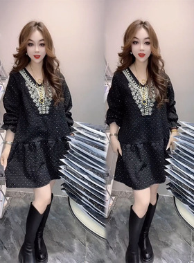 韩版时尚V领钉珠娃娃连衣裙女2025春季新款宽松洋气减龄中长款裙